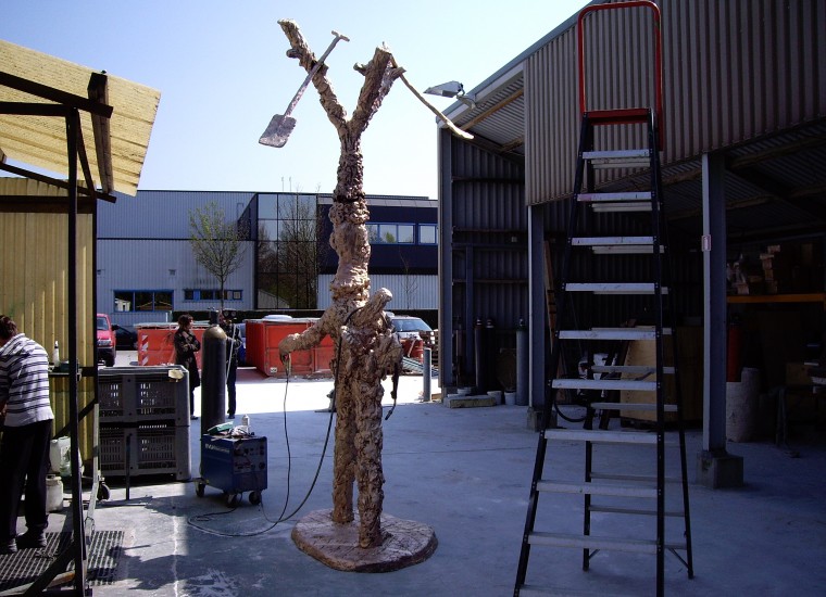 Kunstwerk van Han van de Wetering bij de bronsgieter