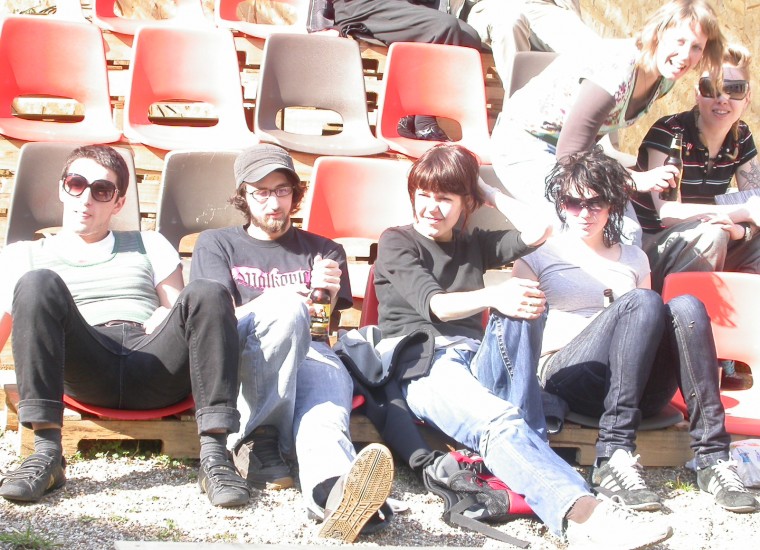 relaxed in de Kipsari op een installatie van Wieteke Broekhof