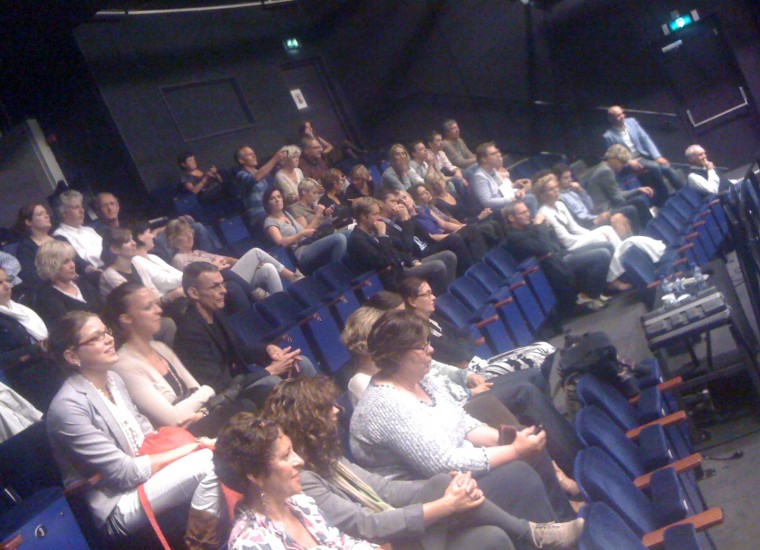 bij de repetitie van Toneelgroep Oostpool