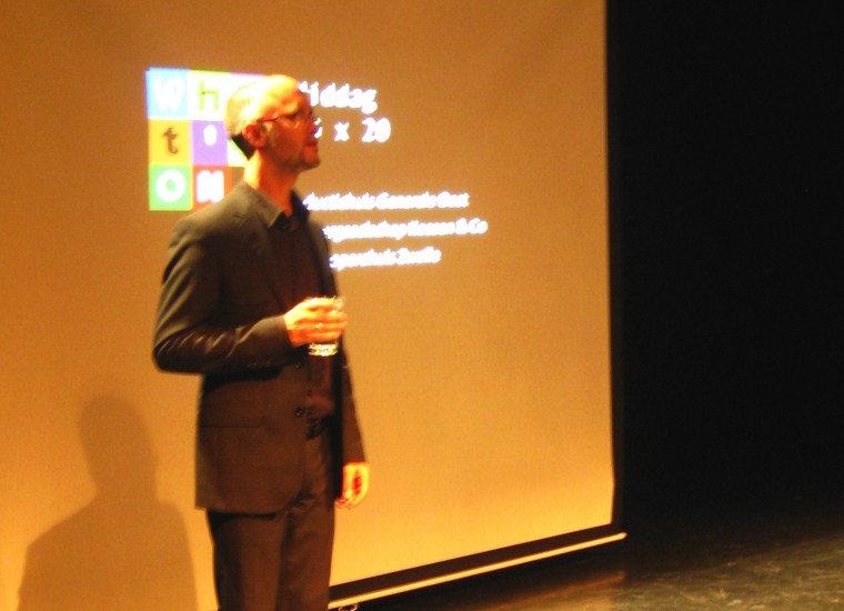 Guido de Vries sluit af, en nodigt uit voor borrel in foyer